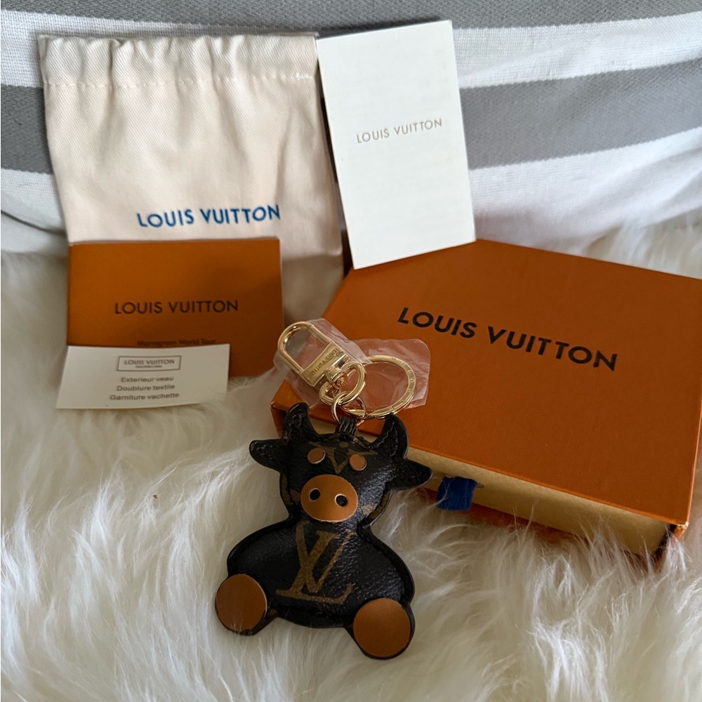 Louis Vuitton- BNIB Full Inclusion Black and Brown Monogram Bull Keychain - Picture 1 of 8